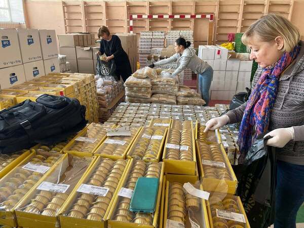 Pracovníci Charity Mariupol připravují humanitární balíčky pro lidi stižené válkou